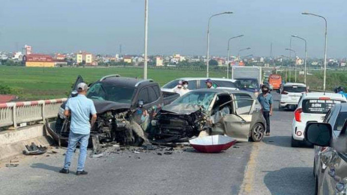 Tai nạn liên hoàn trên cầu Lạc Quần: Vụ tai nạn xảy ra vào chiều ngày 8/4/2022 tại điểm giữa cầu Lạc Quần, hướng đi TP Nam Định. Xe ô tô Morning chạy ngược chiều, lấn làn tông trực diện vào xe bán tải nhãn hiệu Nissan, cú đấu đầu mạnh khiến đầu hai xe vỡ nát. Đúng lúc này, một xe Fortuner màu trắng khác đi phía sau do tránh vụ tai nạn đã quay ngang, húc vào thành cầu, hư hỏng nhẹ. Hậu quả vụ việc khiến 1 người nguy kịch và 2 người bị thương nhẹ. (Ảnh: Giao Thông)