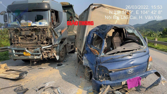 Tai nạn liên hoàn trên cao tốc Nội Bài - Lào Cai: Chiều ngày 26/3/2022, tại Km146 cao tốc Nội Bài - Lào Cai thuộc địa phận xã Yên Hợp, tỉnh Yên Bái, đã xảy ra 1 vụ TNGT. Đoạn đường đang sửa chữa mặt đường; bên thi công đang phân luồng để sửa chữa, khi 4 xe ô tô con và xe tải đang đỗ lại theo hiệu lệnh phân luồng thì bị xe ô tô tải ben lao vào đoàn xe đang đỗ từ phía sau. Hậu quả khiến 4 xe hư hỏng nặng và 2 người bị thương nhẹ. (Ảnh: Giao Thông)