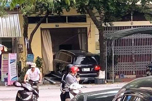 Xe Mercedes gây tai nạn liên hoàn, hai người thương vong: Chiều 27/3/2022, ô tô Mercedes GL400 do một người đàn ông tên T điều khiển bất ngờ lao thẳng vào nhà dân địa chỉ 113 đường Nguyễn Du, TP Móng Cái. Trong quá trình lùi xe ra đường, khi đến gần cầu Hòa Bình thì tông trúng một xe máy, khiến người phụ nữ đi xe máy văng xuống đường, tử vong, chân tay đứt lìa. Chiếc xe tiếp tục bỏ chạy, đâm bị thương một phụ nữ đang điều khiển xe máy khác. Vụ tai nạn khiến hai người thương vong, tài xế ô tô khi xuống xe có biểu hiện không tỉnh táo. (Ảnh: Vietnamnet)