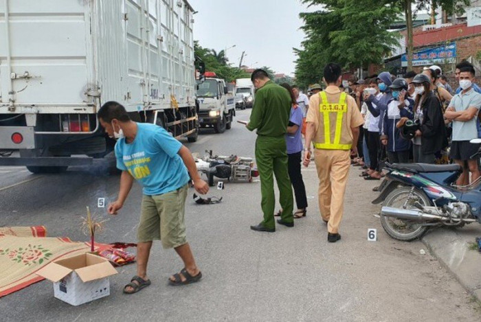 Tai nạn liên hoàn giữa 2 xe mô tô và 1 ô tô tải ở Hải Dương: Chiều ngày 12/4/2022 tại km 76, QL37 thuộc địa phận xã Thanh Quang (tỉnh Hải Dương) xảy ra 1 vụ tai nạn giao thông giữa xe ô tô tải với xe mô tô do em Hoàng Thế Anh (SN 2004) điều khiển chở em Nguyễn Phương Hoa (SN 2004) và xe mô tô do anh Nguyễn Xuân Thu (SN 1971) điều khiển chở anh Nguyễn Văn Trịnh (SN 1978). Vụ tai nạn khiến 1 người chết (em Hoa), 3 người bị thương. (Ảnh: ATGT)