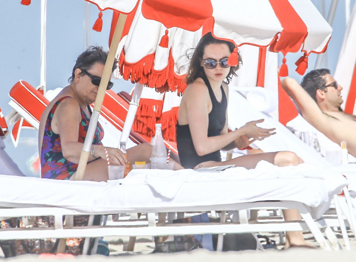 Những ngày nghỉ đầu năm, Daisy Ridley đã dành thời gian vui cùng bạn bè tại Miami. Nữ diễn viên 23 tuổi diện áo tắm màu đen khá kín đáo.