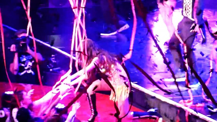 Trong concert tại Fairfax, Virginia năm 2013, Selena Gomez đã bị sẩy chân trong lúc mải mê biểu diễn ca khúc “Slow Down”. Đây cũng là khoảnh khắc đáng xấu hổ của Selena Gomez.