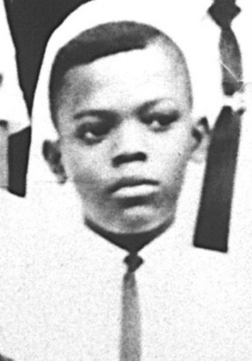 Samuel L. Jackson sinh ra tại Washington DC và lớn lên tại Chattanooga, Tennessee. Cha ông sống xa nhà và sớm qua đời vì chứng nghiện rượu. Chính vì vậy, Samuel L. Jackson chỉ gặp cha hai lần trong đời.