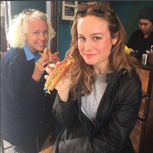 Brie Larson khoe ảnh ăn bánh mỳ tại Việt Nam.