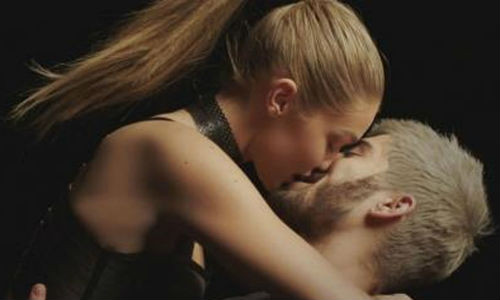 Tin đồn hẹn hò giữa Zayn Malik và Gigi đã xuất hiện từ cuối tháng 11/2015. Tuy nhiên, chỉ sau khi tung MV "Pillowtalk" cựu thành viên nhóm One Direction mới chính thức xác nhận Gigi Hadid là bạn gái anh.