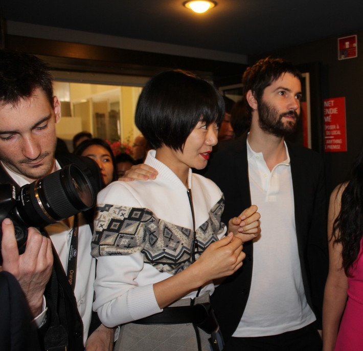 Sau đó họ chính thức công khai mối quan hệ khi Jim Sturgess cùng Bae Doo Na xuất hiện ở Liên hoan phim Cannes 2014. Cặp sao cũng không tiết lộ lý do dẫn đến sự chia tay.