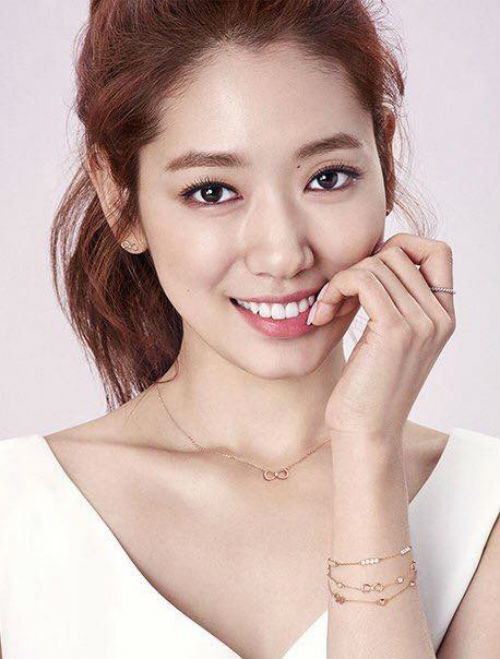 Chiếc vòng cổ và vòng tay lấp lánh tô điểm cho vẻ đẹp hoàn mỹ của Park Shin Hye.