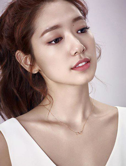 Bộ ảnh được thực hiện với phong cảnh khá đơn giản nhưng cũng đủ làm nổi bật vẻ đẹp trẻ trung của nữ diễn viên "Người thừa kế".