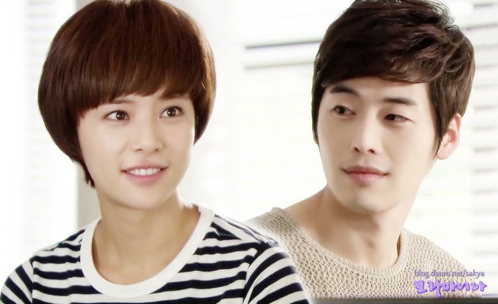 Năm 2011, Hwang Jung Eum vào vai Bong Woo Ri, cô nàng giàu nghị lực và tốt bụng trong "Can you hear my heart". Những nét đáng yêu của Woo Ri đã chiếm trọn trái tim của chàng công tử khiếm thính Cha Dong Joo (Kim Jae Won).