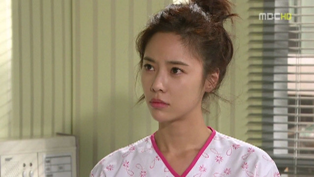 Năm 2009, Hwang Jung Eum chinh phục khán giả khi vào vai cô sinh viên đại học trẻ trung, tự tin nhưng hơi vụng về trong phần hai bộ phim "Gia đình là số 1". Thành công của vai diễn đã giúp tên tuổi của Hwang Jung Eum một bước thành sao. Nhờ đó, nữ diễn viên liên tục được các nhà làm phim săn đón và nhận được vô số hợp đồng quảng cáo.