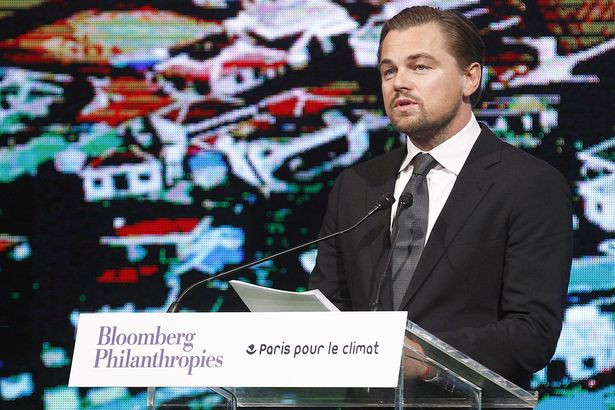 Leonardo DiCaprio từng suýt mất mạng trong một lần nhảy dù. Không hiểu vì lý do gì mà chiếc dù của anh lại không bật mở. Nhưng thật may, Leo đã được cứu sống từ một người hướng dẫn.
