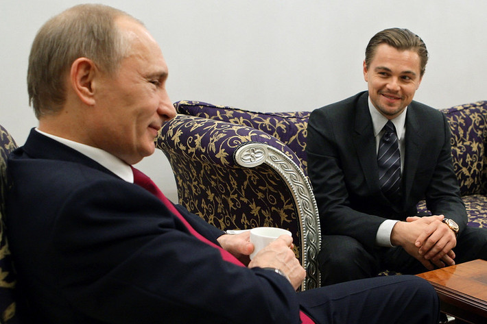 Tổng thống Nga Vladimir Putin là một fan hâm mộ của Leonardo DiCaprio. Tại một hội nghị về bảo tồn hổ, nhà chính trị gia người Nga hết lời khen ngợi ngôi sao của mình, còn gọi Leo là một "người đàn ông đích thực" (real man).