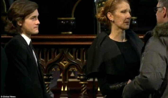 René-Charles, 14 tuổi, người con trai cả của Celine Dion luôn ở bên mẹ trong suốt tang lễ.