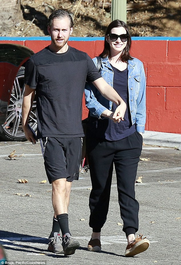 Từ khi Anne Hathaway có bầu, Adam Shulman cũng thường xuyên tranh thủ lúc rảnh rỗi để đi dạo cùng vợ.