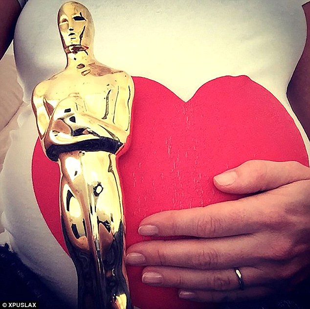 Anne Hathaway thông báo tin vui mang bầu từ tháng 11/2015 nhưng chưa tiết lộ ngày sinh dự kiến. Nữ diễn viên đã hủy mọi lịch diễn để tập trung dưỡng thai và chuẩn bị sinh con. Bức ảnh bụng bầu được Anne chia sẻ trên trang cá nhân.
