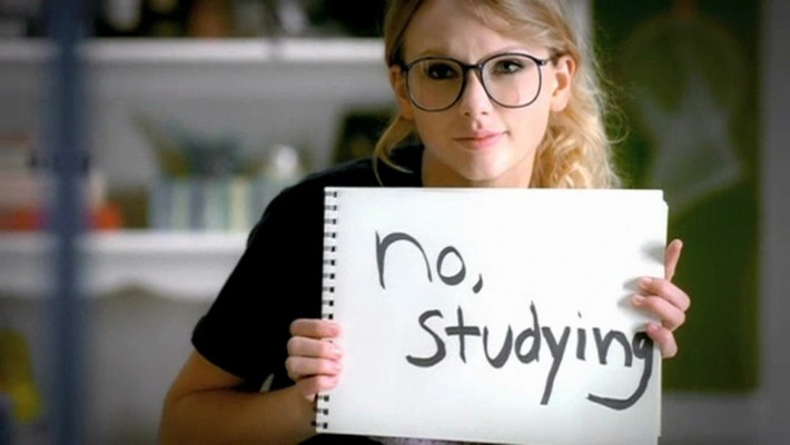 Để tập trung vào sự nghiệp âm nhạc, Taylor Swift đã hoàn thành hai năm cuối trung học trong vòng 12 tháng. Cô cũng từng bị cận khá nặng và gần như không nhìn rõ thứ gì khi bỏ kính. Hiện tại, dù đã phẫu thuật nhưng Taylor Swift vẫn phải đeo kính áp tròng.