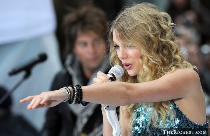 Taylor Swift thừa hưởng tài năng âm nhạc từ bà ngoại Majorie Finlay. Bà từng là một ca sĩ opera. Nữ ca sĩ cho biết, bà ngoại chính là một trong những nguồn cảm hứng đầu tiên của cô.