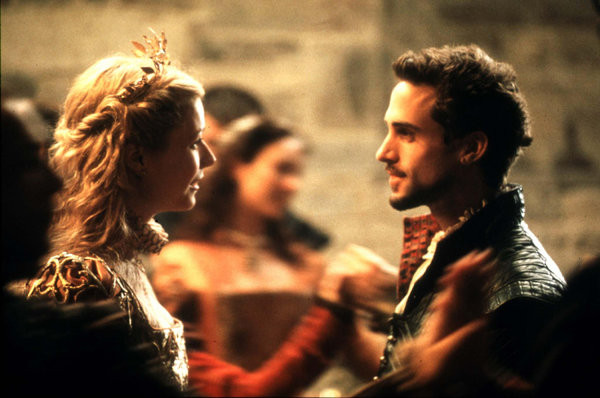 Đến với Oscar năm 1999, "Shakespeare in Love" có tới 13 đề cử và giành đến 7 tượng vàng. Trong đó giải Nữ diễn viên chính xuất cho Gwyneth Paltrow với vai Viola là bất ngờ lớn nhất.