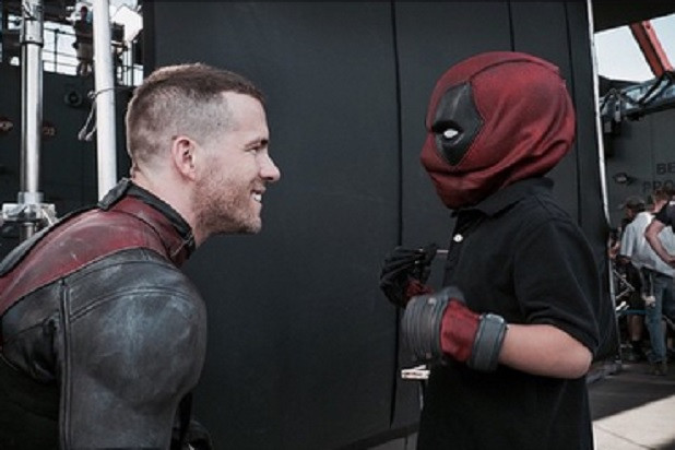 Và gần đây nhất, Ryan Reynolds thực sự tỏa sáng với vai diễn phản anh hùng trong "Deadpool". Nội dung phim khá đơn giản, nhưng khán giả thật sự hài lòng với phong cách tưng tửng, hài hước mà Ryan Reynolds thể hiện trên phim.