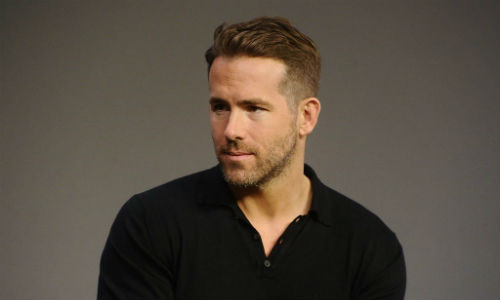 Ryan Reynolds khởi nghiệp bằng những vai diễn ở mảng truyền hình và hài kịch. Và rồi vẻ điển trai cùng khiếu hài hước rất duyên của anh đã lọt vào mắt xanh của các nhà sản xuất Hollywood.