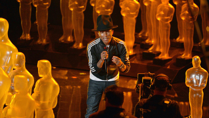 Cả khán phòng sôi động trước màn biểu diễn ca khúc "Happy" của nam ca sĩ Pharrell Williams trên sân khấu Oscar 2014.