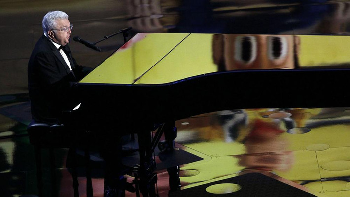 Cùng với cây đàn piano, Randy Newman say sưa thể hiện ca khúc của chính ông trong phim "Toy Story" trên sân khấu Oscar 2011.