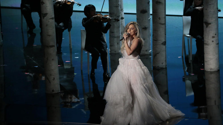 Tại lễ trao giải Oscar 2015, cô nàng lắm chiêu Lady Gaga khiến nhiều người xúc động khi thể hiện ca khúc tôn vinh tác phẩm ca vũ nhạc kinh điển "The Sound of Music" tròn 50 tuổi.