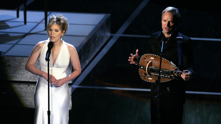 Sting và Alison Krauss cùng thể hiện ca khúc "You Will Be My Ain True Love" trong phim "Cold Mountain," tại lễ trao giải Oscar lần thứ 76, ngày 29/2/2004.