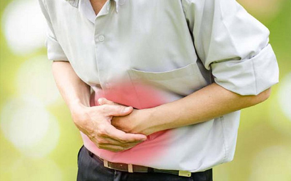 Sau khi kiểm tra, bác sĩ cho biết lạc có tác dụng bồi bổ dạ dày. Vậy nhưng, tác dụng này chỉ có được khi ăn một lượng hợp lý và nhai kỹ. Việc lạm dụng loại thực phẩm thô, nhai ẩu của anh Lý vô tình làm tăng gánh nặng cho dạ dày. Khiến tình trạng tổn thương niêm mạc dạ dày ngày càng nghiêm trọng.