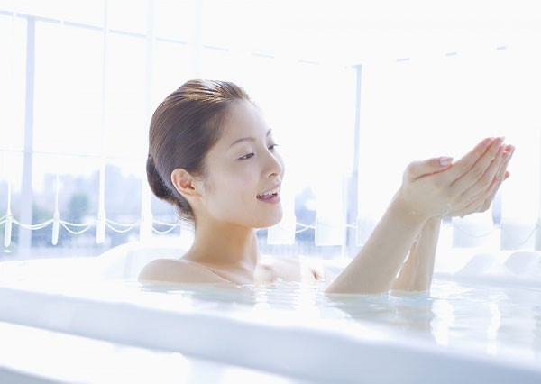 Đặc biệt, những người mắc bệnh ngoài da như chàm, vẩy nến càng cần kiểm soát số lần tắm mỗi ngày. Thay vì tắm lâu, tắm với nước nhiệt độ cao dễ khiến bệnh ngày càng trầm trọng, bạn nên giữ gìn vệ sinh thân thể bằng cách lau sẽ tốt hơn.
