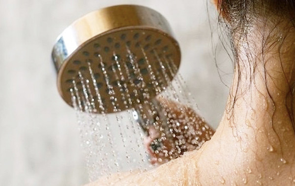 Tắm quá sạch. Sử dụng các sản phẩm tẩy rửa mạnh khi tắm đôi khi gây tổn thương nghiêm trọng hơn cả việc tắm với nước có mức nhiệt cao hay tắm lâu. Nguyên nhân bởi một số loại xà phòng, sữa tắm có thể phá vỡ sự cân bằng của hàng rào bảo vệ da.