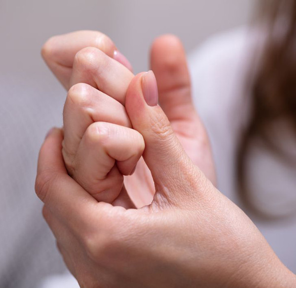 Bẻ ngón tay tăng nguy cơ viêm khớp. Nhiều người có thói quen bẻ khớp ngón tay khi cảm thấy co cứng, tê mỏi. Khi bẻ các khớp ngón tay như vậy sẽ phát ra tiếng kêu rắc rắc bởi hầu hết khớp xương đều bao gồm các túi nhỏ hoặc khoảng trống chứa chất hoạt dịch khớp. Chất lỏng này có tác dụng bôi trơn và gảảm sự va chạm của các đoạn xương khi bạn vận động.