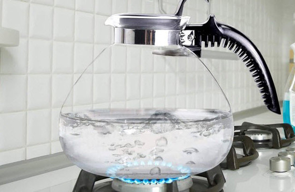 Bên cạnh việc khẳng định nước để qua đêm, nước đun lại nhiều lần không thực sự nguy hiểm như đồn thổi, chuyên gia sức khỏe chỉ ra 2 loại nước hại sức khỏe, uống nhiều dễ gây bệnh.