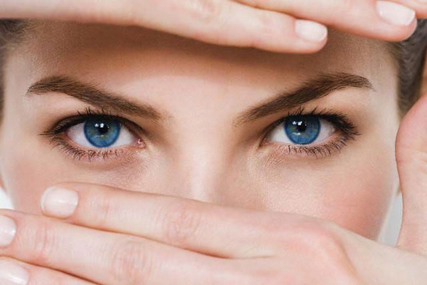 Vị trí không nên hôn thứ ba – Mắt. Khi hôn vào mắt, người cảm nhận sẽ có phản xạ tự nhiên là nhắm mắt tận hưởng. Tuy nhiên, hành động động chạm này được xem là cơ hội cho vi khuẩn lây lan, không có lợi cho sức khỏe vùng mắt.