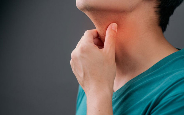 Cổ họng khó chịu. Môi trường phòng điều hòa tương đối kín, nhiều người cùng sinh hoạt. Đây là cơ hội lý tưởng cho các bệnh đường hô hấp lây nhiễm chéo. Ngoài ra, phòng điều hòa tương đối khô, nếu ở lâu, niêm mạc đường hô hấp rất dễ bị khô và tụ máu , cổ họng khó chịu, luôn cảm thấy bẩn.