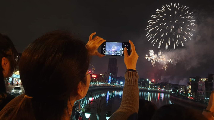 Người dân Hải Phòng háo hức với màn pháo hoa chào đón năm mới Canh Tý 2020.