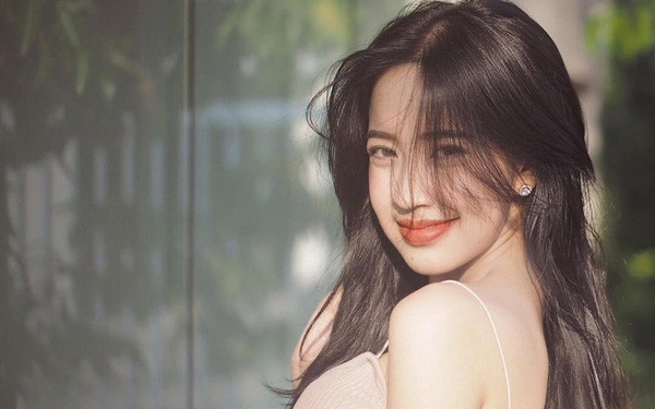 Thứ tư, phụ nữ đẹp và quyến rũ nhất là khi vòng 1 vun đầy, dựng đứng. Đó cũng là lý do vì sao nam giới thích đụng chạm ngực bạn gái. Khi đủ yêu thương, anh ấy sẽ mong muốn chứng kiến người con gái của mình thật đẹp, thật hạnh phúc.