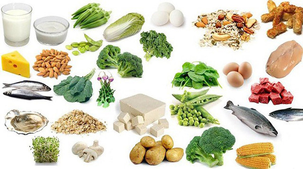 Đặc biệt, chế độ ăn đầy đủ dưỡng chất có ý nghĩa rất quan trọng. Việc thiếu các chất như magie, canxi, sắt sẽ khiến bạn có nguy cơ hụt chân khi ngủ cao hơn. Ảnh: Internet
