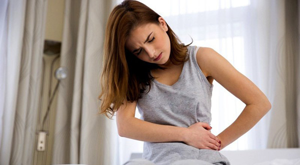 Rỉ nước tiểu. Quá trình lão hóa khiến phụ nữ từng sinh con đối diện tình trạng cơ vùng sàn chậu bị giãn, nước tiểu dễ bị rò rỉ. Thậm chí, chỉ cơn ho mạnh cũng có thể khiến chị em bị rò nước tiểu, gây lúng túng.