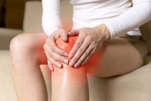 Số liệu cho thấy, tỷ lệ thoái hóa khớp ở phụ nữ cao gấp 10 lần nam giới. Quá trình thoái hóa bắt đầu từ 30 tuổi song lúc này những triệu chứng ban đầu không đáng kể. Bước vào kỳ mãn kinh, lượng canxi, estrogen suy giảm dẫn đến các vấn đề về xương diễn ra mạnh mẽ, khiến bạn cảm nhận rõ rệt tình trạng đau đầu gối.