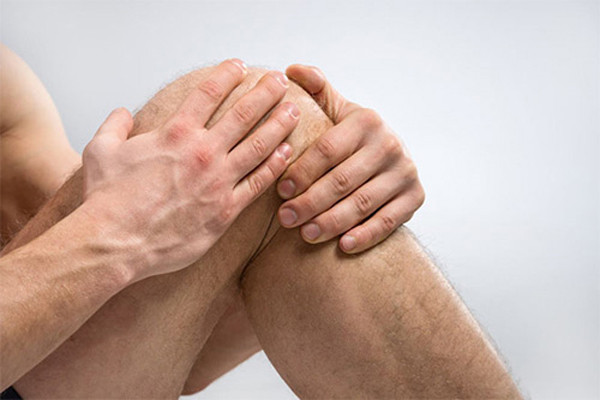 Mặt sau đầu gối. Mặt sau đầu gối thường rất ít được quan tâm, chăm sóc trong các cuộc “yêu”. Vậy nhưng vùng này rất nhạy cảm, dễ gây kích thích. Do đó, chị em nên chú ý làm mới cuộc “yêu” bằng cách mơn trớn vùng da này.