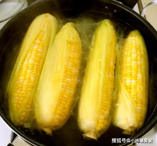 Về công dụng của 2 loại gia vị trên, đầu bếp lâu năm cho biết muối sẽ làm ngô luộc ngon ngọt hơn. Trong khi đó, baking soda giúp giải phóng các dưỡng chất từ ngô, giúp cơ thể dễ dàng hấp thụ.
