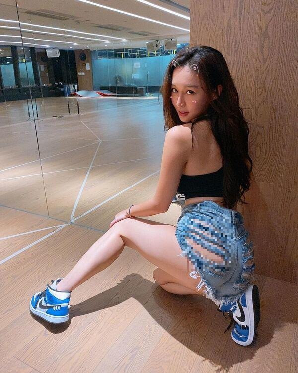 Một cô gái xứ Trung cũng từng gây ra cuộc tranh cãi nảy lửa khi mặc quần jeans cắt xẻ quá tay, lại còn tạo dáng khiêu khích giữa lối đi của trung tâm thương mại.