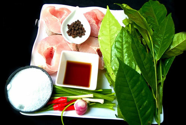 Dùng chất chất (tanin) khử tanh. Các loại lá như lá chè, lá ổi, lá cúc tần, lá găng, nước chè đặc hay chuối xanh thái lát là những thứ thường được dùng để tẩm ướp với các loại cá khi chế biến, tùy theo từng vùng, từng địa phương. Nguyên nhân bởi tanin trong các nguyên liệu trên sẽ phản ứng với trimetylamin làm cho cá bớt tanh. Ảnh: Internet