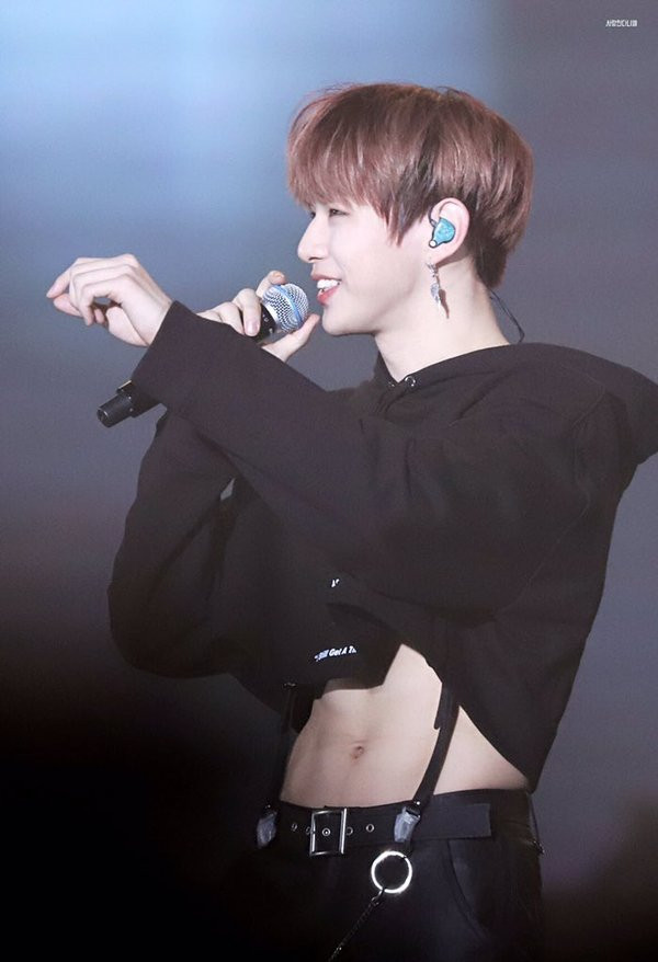 Ưu điểm khoe khéo vẻ đẹp gợi cảm, nuột nà nên mẫu áo croptop được xem là trang phục dành cho phụ nữ. Mẫu áo phổ biến tới mức gần như chị em nào cũng có ít nhất 1 chiếc trong tủ đồ.
