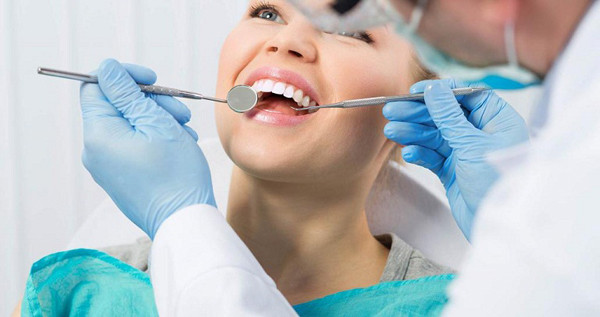 Quá trình nhổ, nếu có cảm giác khó chịu, bệnh nhân cần giơ tay ra hiệu cho bác sĩ. Đây là cách phản hồi sự bất thường với bác sĩ.