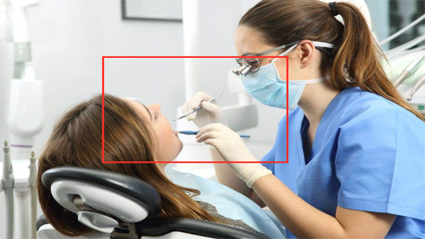Thực tế, nhổ răng cũng có rủi ro. Việc thao tác đúng chỉ có thể giảm thiểu rủi ro chứ không thể loại bỏ hoàn toàn. Những biến chứng dễ gặp khi nhổ răng gồm chảy máu, đau, sưng tấy, viêm nhiễm.