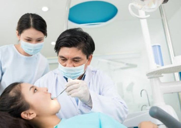 Trước khi nhổ, bệnh nhân cần khai báo đầy đủ với bác sĩ về tình trạng cơ thể, sức khỏe răng của mình. Nghe theo chỉ định của bác sĩ trong việc thăm khám tiền phẫu.