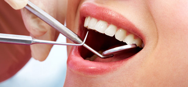 Nó không có triệu chứng rõ ràng song bạn có thể nhận biết thông qua một điểm nhỏ mọc trên lợi, chảy máu khi chạm vào. Tình trạng này rất nguy hiểm, có thể chảy máu khó cầm bất cứ lúc nào. Qua đó, bác sĩ cũng nhấn mạnh lưu ý sống còn khi nhổ răng dưới đây.