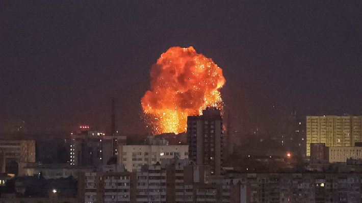 Việc NATO, do Mỹ dẫn đầu, tham gia sâu vào cuộc chiến Nga-Ukraine đã trở thành một bí mật công khai. Ngày 5/9, một báo cáo trên trang pentapostagma (Hy Lạp) tiết lộ rằng ngay sau khi Nga phóng hai tên lửa Iskander ném bom trung tâm huấn luyện liên lạc của Quân đội Ukraine ở Poltava, hạng chục sĩ quan NATO thiệt mạng. Ảnh: Reuters.